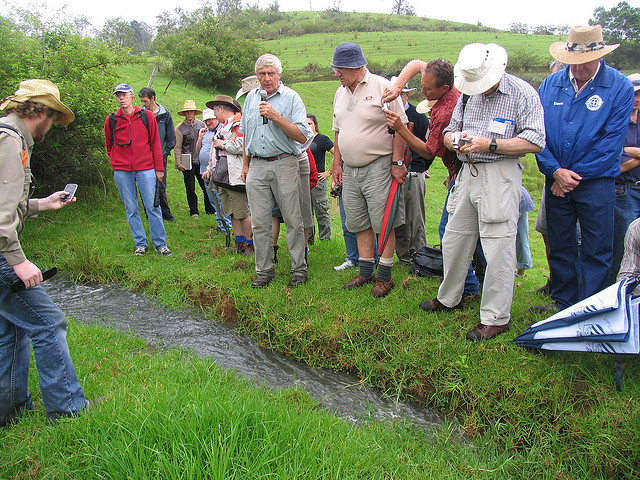 Peter Clinch, farmer at Oaks Organics, explaining how keyline design can be used for passive irrigation of water across a property without pipes or pumps..